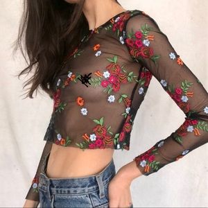 Super cute 80s sher floral long sleeve crop top 🌸